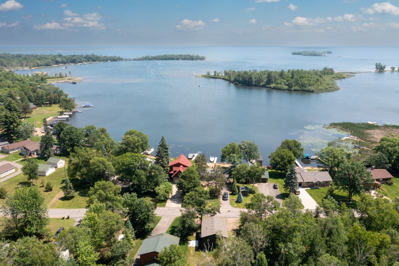 Breezy Point Lakeview Cottage lakefront view